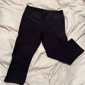 ▪️ Nike Mid-Rise Capri Leggings